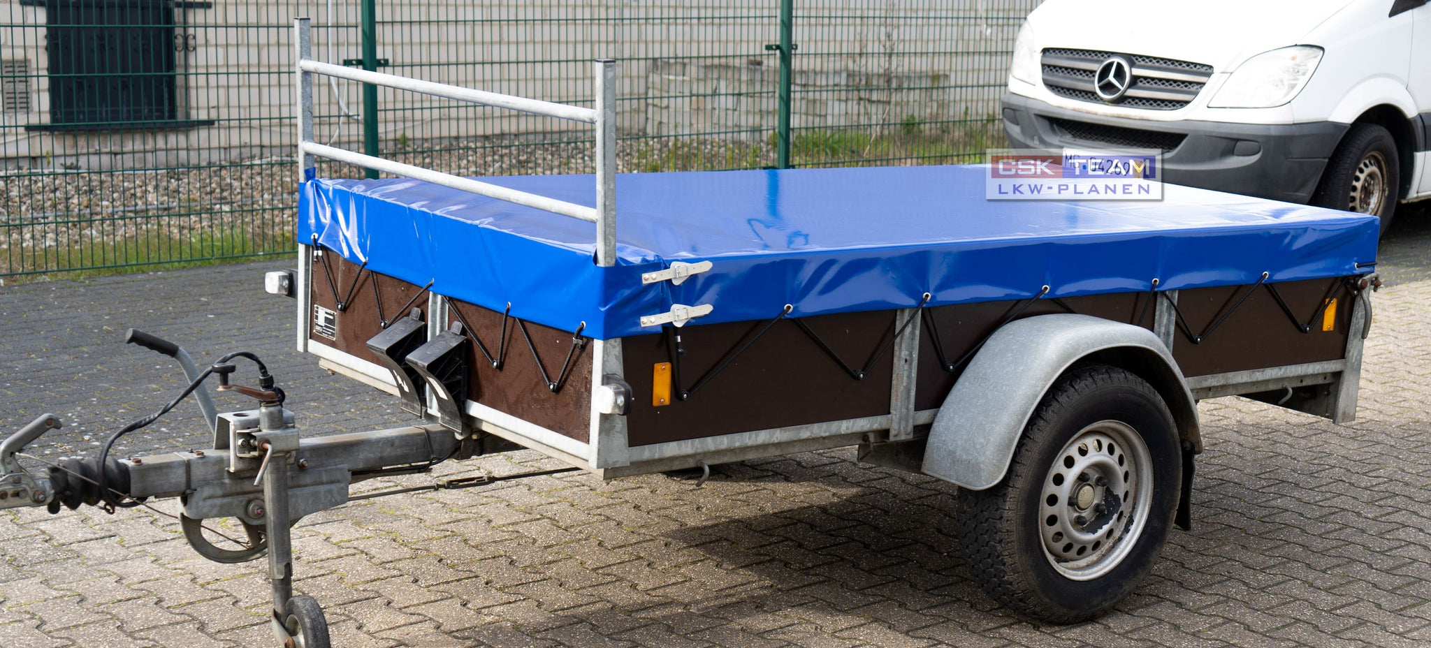 Stabile PVC-Anhängerplane Für Saris-Anhänger Mit H-Gestell - 2,57x1,33x0,15m - Inklusive Ovalösen Und Drehwirbel